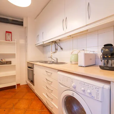 Charming Classic-rustic Retreat In Historic Лиссабон