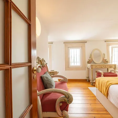 Charming Classic-rustic Retreat In Historic Apartament