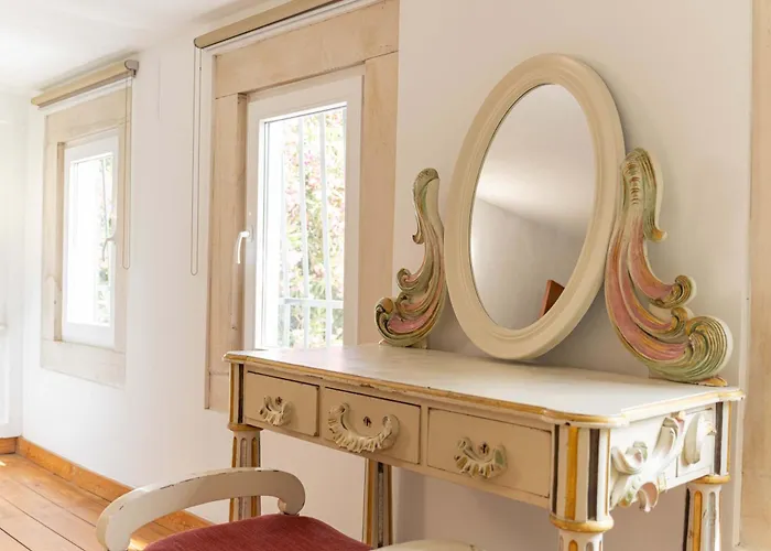 Charming Classic-rustic Retreat In Historic Apartment