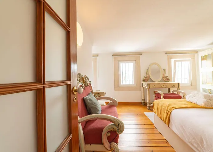 Charming Classic-rustic Retreat In Historic Apartment