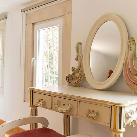 Charming Classic-rustic Retreat In Historic Appartement